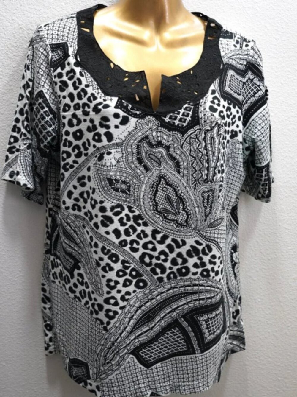 Chico'sBlack White Embroidered Eyelet Neck Accent Mixed print Top size 2